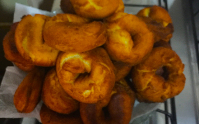 Rosquinha de leite condensado simples e fácil.