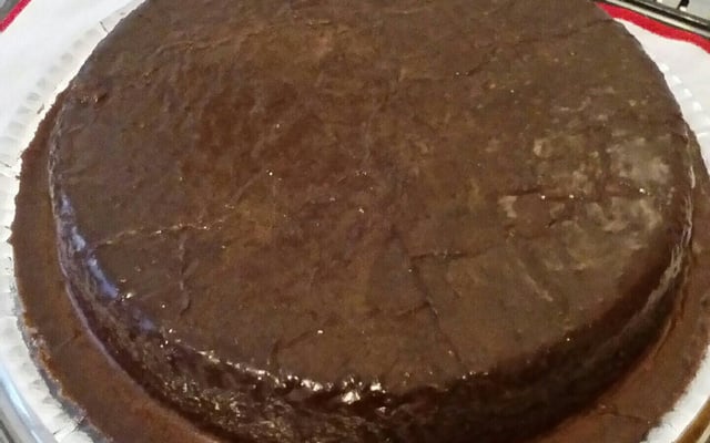 Bolo de cenoura com calda de chocolate