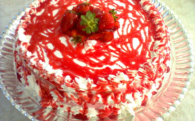 Bolo de morango com calda e mousse de morango