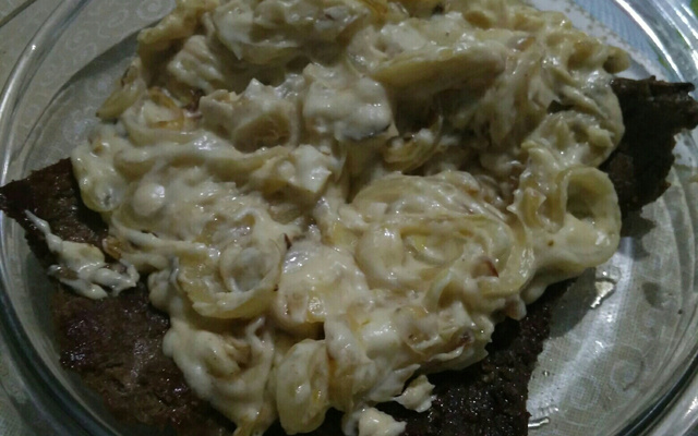 Bife acebolado com molho de maionese