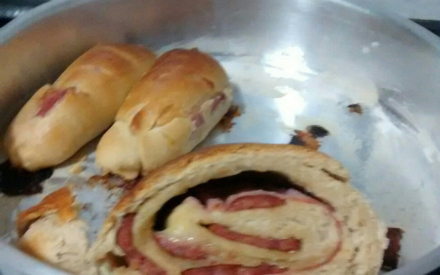 Pão recheado com presunto e queijo