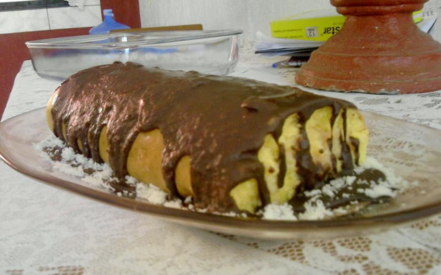 Rocambole de coco e brigadeiro branco