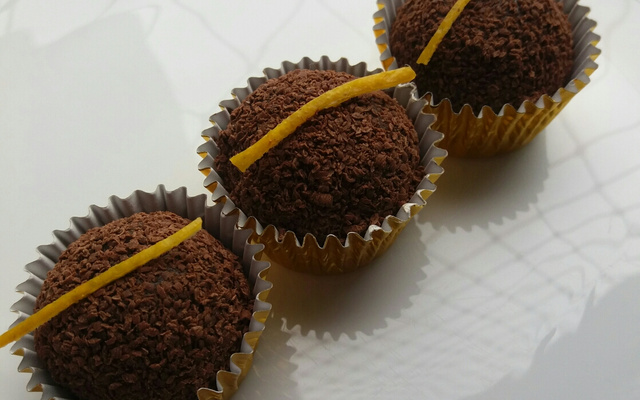 Brigadeiro gourmet de chocolate com laranja