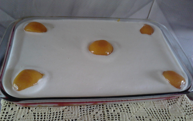 Creme com pêssego e gelatina