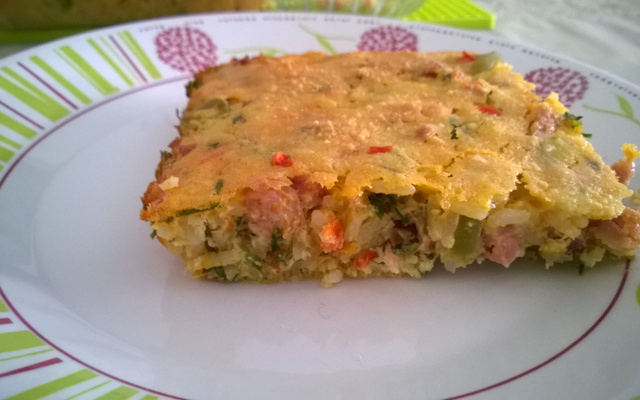 Torta de arroz cozido com carne (ou frango, porco, etc.)