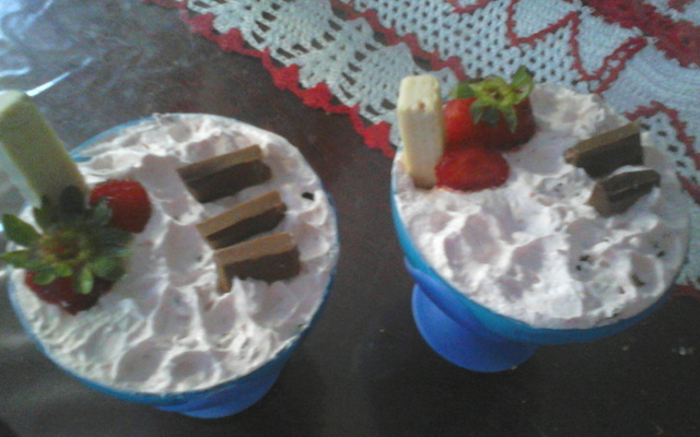 Sobremesa rápida de morango com chantilly e Bis