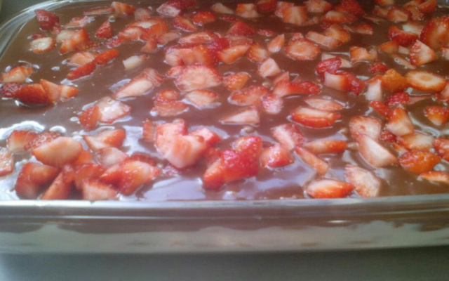 Torta de bolacha com ganache e morangos