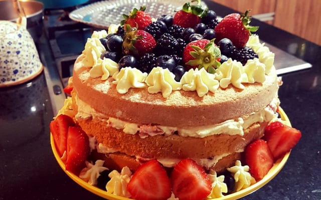 Naked cake de frutas vermelhas