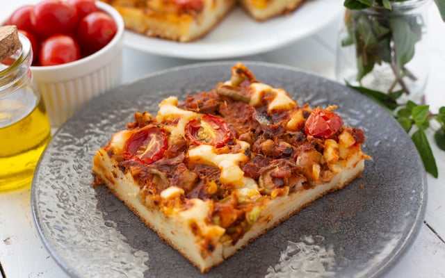 Fatia de torta de sardinha com tomate e outros ingredientes