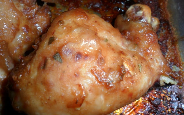 Sobrecoxa com creme de cebola e cerveja