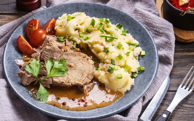 Pernil de porco ao molho de manteiga e cebolas