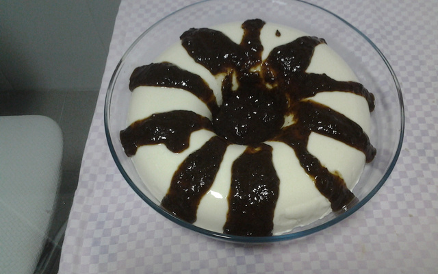 Manjar branco com calda de ameixa