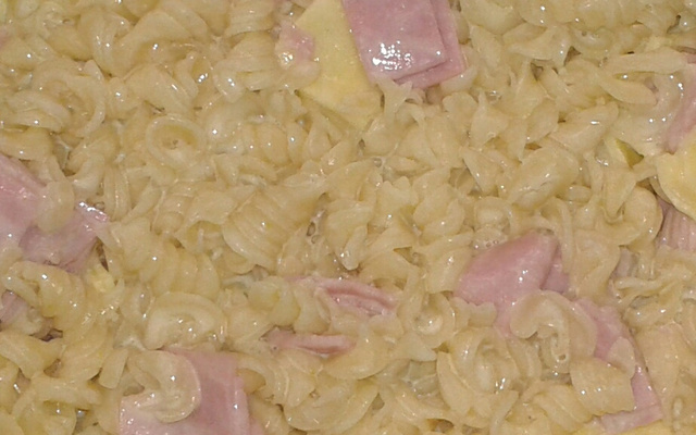 Macarrão ao molho branco com presunto e queijo