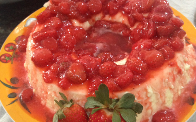 Pudim de iogurte grego com calda de morango