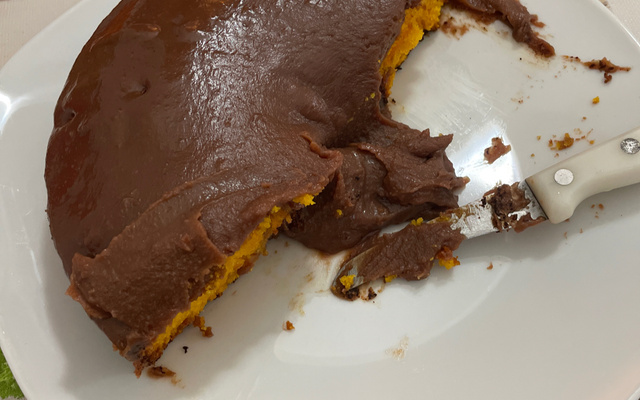 Bolo vulcão de cenoura com chocolate