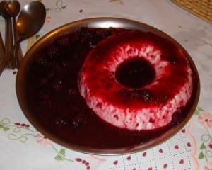 Manjar com calda de amora