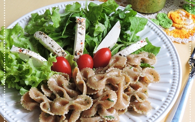Salada de macarrão integral com pesto de manjericão