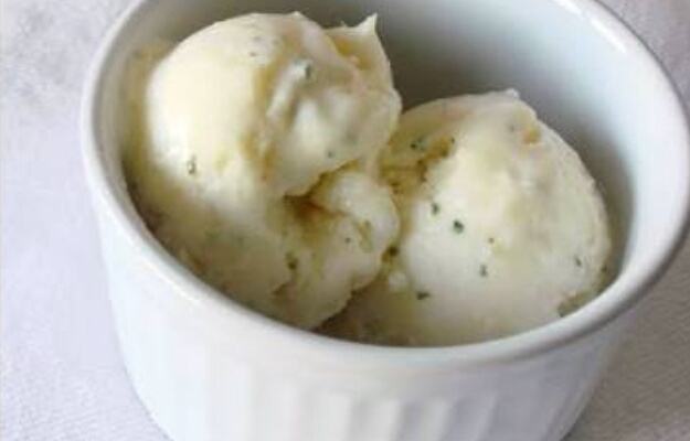 Doce de abacaxi com hortelã