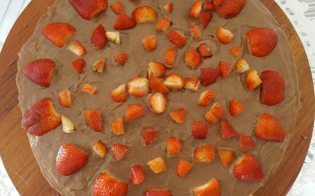 Bolo de chocolate com morangos