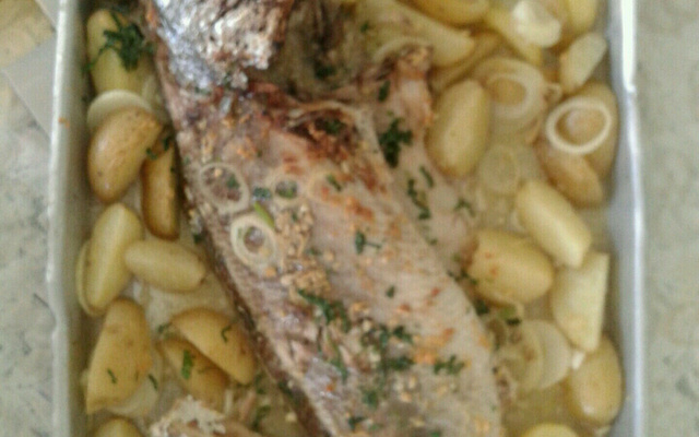 Corvina assada ao alho na manteiga