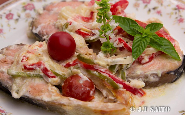 Salmão assado com leite de coco e legumes