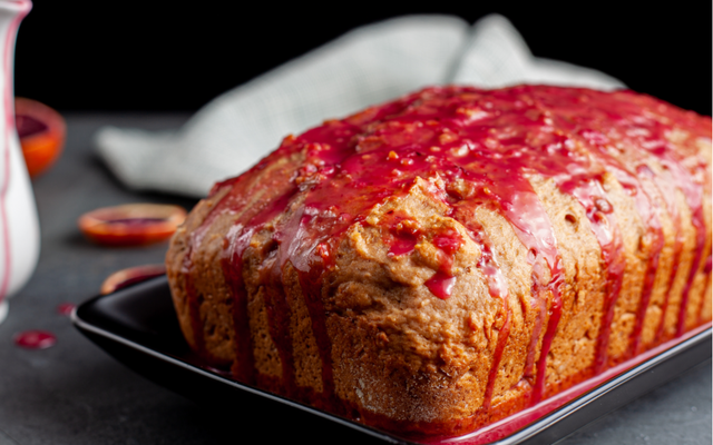 Bolo de milho com calda de goiabada