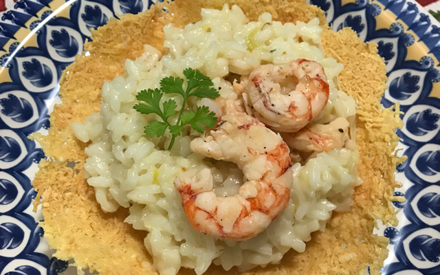Risoto de camarão na cestinha de parmesão