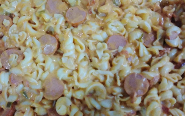 Macarronada com creme de leite e salsicha