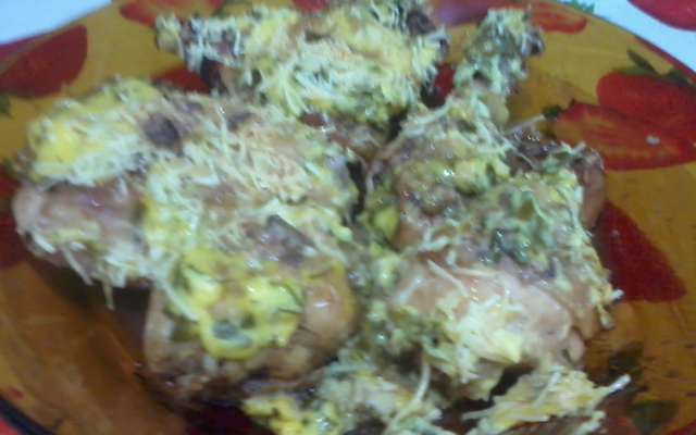 Coxa e sobrecoxa assada com molho de maionese