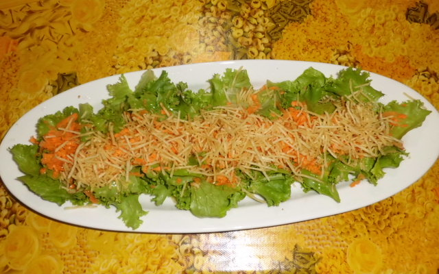 Molho de mostarda com salada de alface, cenoura e batata palha