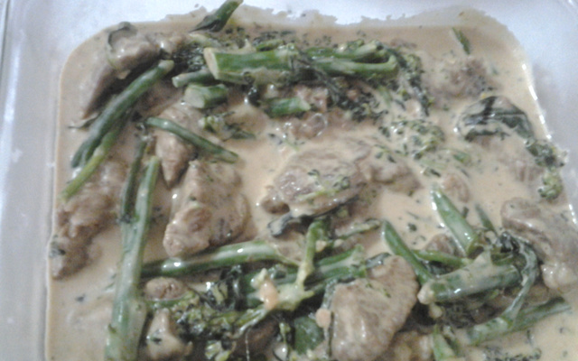 Carne com catupiry e brócolis