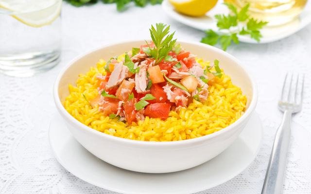 Arroz com açafrão, tomates e cheiro verde