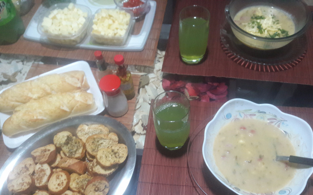 Caldo de batata com queijos