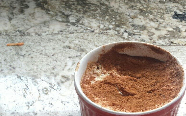 Suflê de banana quente