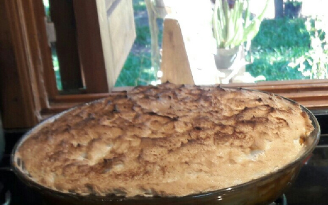 Chico balanceado com banana