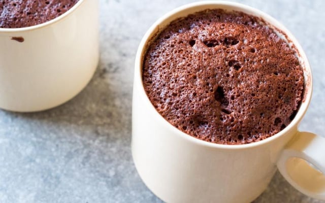 Bolo de chocolate de caneca na airfryer