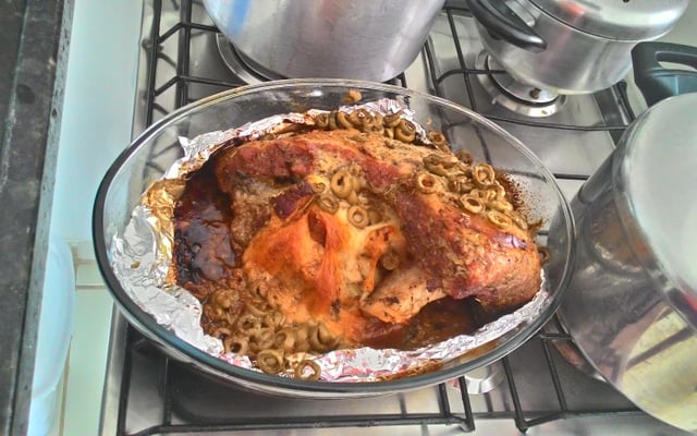 Capa de filé recheada com bacon e mussarela ao molho de ervas finas