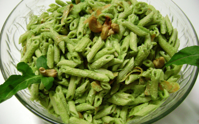 Salada de penne com pesto de rúcula