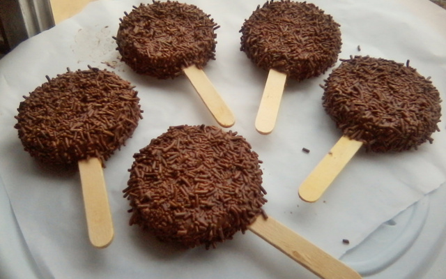 Pirulito de biscoito (falso alfajor)