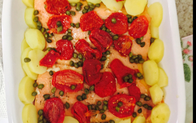 Salmão com tomate seco e alcaparras