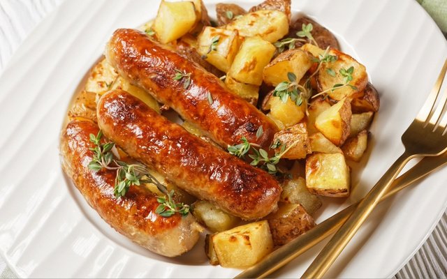 Linguiça assada com batatas