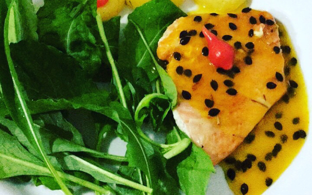 Salmão ao molho de maracujá