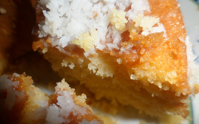 Bolo cremoso de milho e parmesão