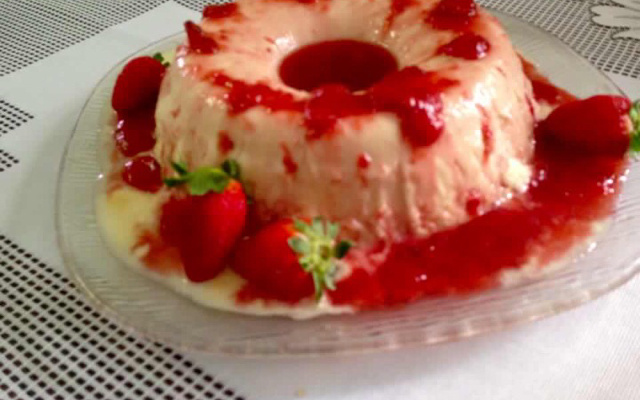 Pudim de iogurte grego com calda de morango