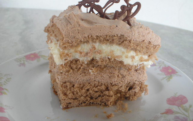 Bolo mousse de chocolate e mousse de beijinho