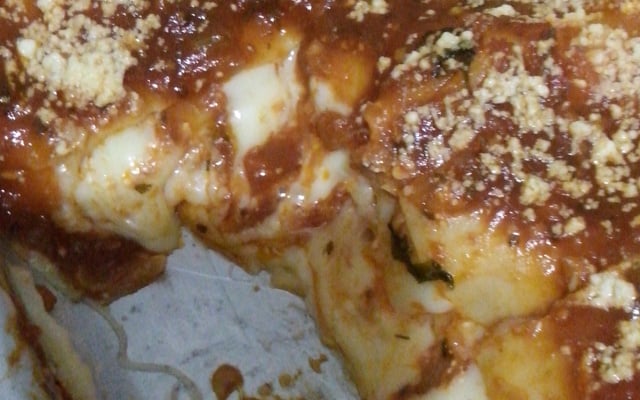 Lasanha 3 queijos simples com molho vermelho