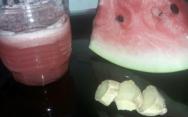 Suco de melancia com gengibre