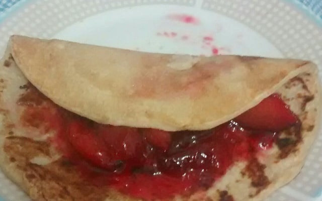 Panqueca sem ovo com recheio de ameixa