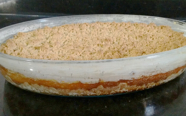 Cuca de farofa com leite condensado e coco