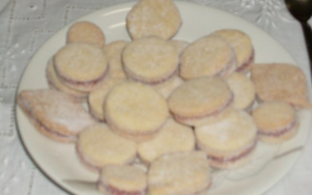 Bolachinhas amanteigadas com goiabada